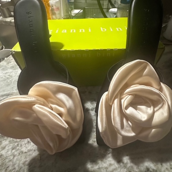 Gianni Bini Brand New Black Pumps with BIG White Bow - Size 9 M - Picture 2 of 11